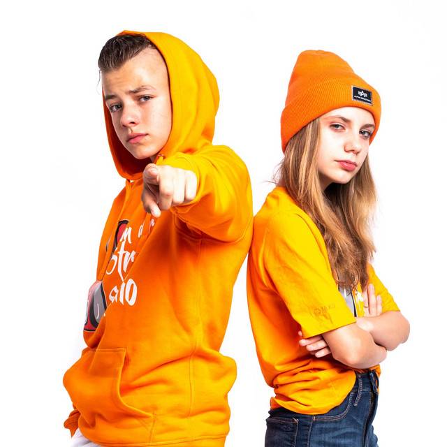 Zwei tenee Rapper.Mädchen und Junge.